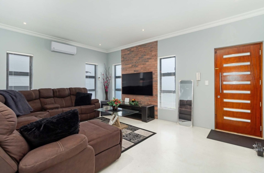3 Bedroom Property for Sale in Parklands North Western Cape